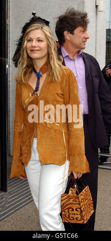 Les acteurs Glynis Barber et Michael Brandon arrivent pour « un public avec Lulu » aux studios LWT, dans le centre de Londres.*170603*Glynis Barber qui est la dernière actrice à jouer Mme Robinson dans la version scène du Graduate, il a été annoncé mardi 17 juin 2003.L'ancienne étoile de Dempsey et MakePeace se joindra au spectacle du West End lors de son premier voyage national.Barber, 47 ans, suivra les traces de Kathleen Turner, Jerry Hall et Linda Gray en se départir pour le rôle. Banque D'Images