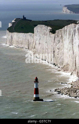 Vue aérienne sur le phare et les falaises de Beachy Head dans East Sussex incluant le phare Belle tout au loin.*22/07/02 Beachy Head, où la police enquête sur la mort de deux femmes trouvées mortes à mi-chemin des falaises de 600 pieds, après qu'il a été révélé que l'une d'elles avait été enrachée et déchiquetée.Une équipe de sauvetage au sommet d'une falaise a transporté les cadavres à quelques centaines de mètres de Beachy Head, près d'Eastbourne, vendredi, dans le cadre de la croyance que la paire avait pris sa propre vie.Mais un porte-parole de la police de Sussex a déclaré que les morts étaient traitées comme suspectes. Banque D'Images