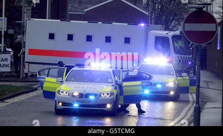 Une fourgonnette de prison qui transportait Dale Cregan arrive au tribunal de la Couronne de Preston avec une police armée lourde, il est en cours de procès pour le meurtre de PC Nicola Hughes et Fiona Bone. Banque D'Images