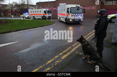 Une fourgonnette de prison qui transportait Dale Cregan arrive au tribunal de la Couronne de Preston avec une police armée lourde, il est en cours de procès pour le meurtre de PC Nicola Hughes et Fiona Bone. Banque D'Images