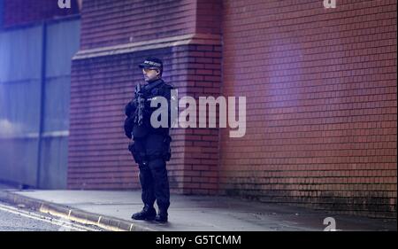 Un policier armé garde devant la Cour de la Couronne de Preston pour le début de l'affaire Dale Cregan, il est en procès pour le meurtre de PC Nicola Hughes et Fiona Bone. Banque D'Images