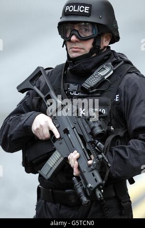 Un policier armé garde devant la Cour de la Couronne de Preston pour le début de l'affaire Dale Cregan, il est en procès pour le meurtre de PC Nicola Hughes et Fiona Bone. Banque D'Images