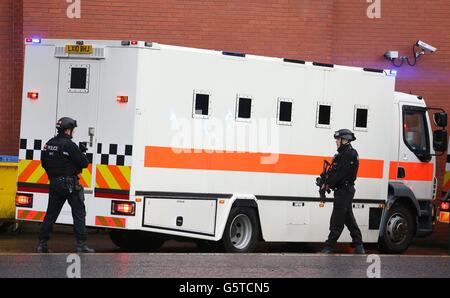 Un camion de police arrive au tribunal de la Couronne de Preston pour le début de l'affaire Dale Cregan, il est en cours de procès pour le meurtre de PC Nicola Hughes et Fiona Bone. Banque D'Images