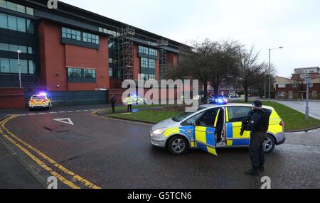 Une fourgonnette de prison qui transportait Dale Cregan arrive au tribunal de la Couronne de Preston avec une police armée lourde, il est en cours de procès pour le meurtre de PC Nicola Hughes et Fiona Bone. Banque D'Images