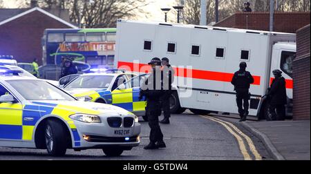 Des fourgonnettes de prison arrivent au tribunal de la Couronne de Preston, où le procès de Dale Cregan, accusé des meurtres de PC Nicola Hughes et de PC Fiona Bone, qui ont été tués dans une attaque à la grenade et à l'arme à feu l'année dernière, doit commencer aujourd'hui. Banque D'Images