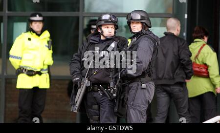 Des policiers armés se tiennent devant le tribunal de la Couronne de Preston, où le procès de Dale Cregan, accusé des meurtres de PC Nicola Hughes et de PC Fiona Bone, qui ont été tués lors d'une attaque à la grenade et à l'arme à feu l'année dernière, doit commencer aujourd'hui. Banque D'Images