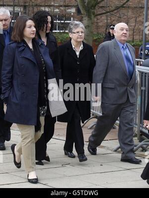 (De gauche à droite) Vicky Bone, sœur, Clare Curran, l'associé et les parents June et Paul Bone, de PC Fiona Bone assassiné, arrivent au tribunal de la Couronne de Preston, où Dale Cregan est accusé de son meurtre, son procès devant commencer aujourd'hui au tribunal. Banque D'Images