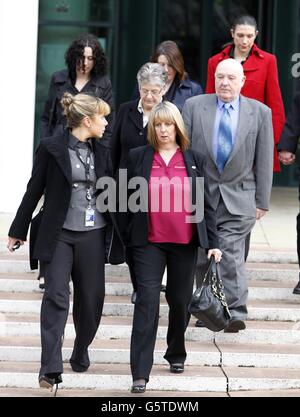 Les membres de la famille de PC Nicola Hughes et de PC Fiona Bone arrivent à la Cour de la Couronne de Preston, où Dale Cregan est accusé de leur meurtre, car son procès doit commencer aujourd'hui à la Cour de la Couronne de Preston. Banque D'Images