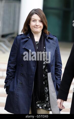 Vicky Bone, la sœur de PC Fiona Bone, arrive au tribunal de la Couronne de Preston, où Dale Cregan est accusé de son meurtre, son procès devant commencer aujourd'hui. Banque D'Images