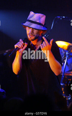 Jay Kay et son groupe Jamiroquai se sont présentés sur scène au Broadway Boulevard à Ealing, dans l'ouest de Londres, dans le cadre de la série de concerts Carling Homecoming. Banque D'Images