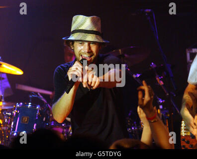 Jay Kay et son groupe Jamiroquai se sont présentés sur scène au Broadway Boulevard à Ealing, dans l'ouest de Londres, dans le cadre de la série de concerts Carling Homecoming. Banque D'Images