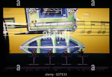 , : Kraftwerk, pionnier allemand de la musique électronique, se présentant au turbine Hall de Tate Modern, à Londres. Banque D'Images