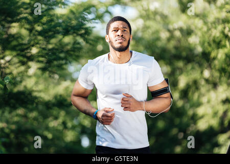 Les jeunes afro-américains attrayant sportsman running in park Banque D'Images
