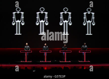 , : Kraftwerk, pionnier allemand de la musique électronique, se présentant au turbine Hall de Tate Modern, à Londres. Banque D'Images