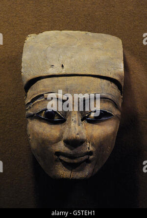 L'Égypte. Articles en bois. Fragment de sarcophage tête. Le Musée de l'Ermitage. Saint-pétersbourg. La Russie. Banque D'Images
