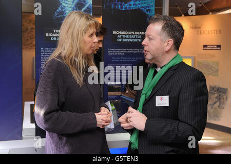 Philippa Langley, auteur du projet « Rechering for Richard III », s'entretient avec David Monteith, chancelier Canon de Leicester Catherdrique (à droite) lors de l'exposition Richard III :Leicester's Search for a King at the Guildhall, Leicester, comme la bataille pour le dernier lieu de repos pour le roi semble déjà gagné, avec la décision uniquement entre les mains des experts de l'université. Banque D'Images