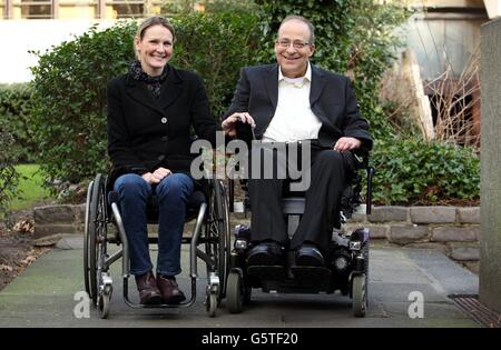 Amit Glover (à droite) le scientifique, quadriplégique et inventeur de la combinaison bionique ReWalk, rencontre Claire Lomas, une militante pour personnes handicapées et une athlète paralysée, qui a été la première utilisatrice britannique de la combinaison, célèbre pour avoir terminé le marathon de Londres en 17 jours, à l'Institut de l'éducation, dans le centre de Londres. Banque D'Images