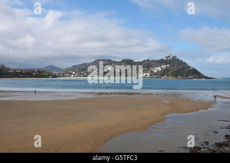 Les promeneurs sur grande plage de Playa de la Concha, San Sebastan. Banque D'Images