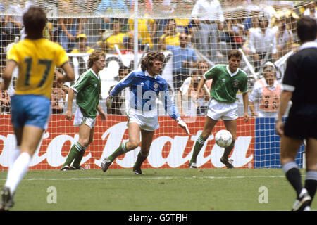 Le gardien de but Pat Jennings fait sa dernière apparition pour l'Irlande du Nord. Jimmy Nichols (l) et Mal Donaghy (r) sont également illustrés pour l'Irlande du Nord. Banque D'Images