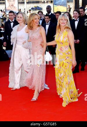 De gauche à droite : Sharon Stone et Rosanna et Patricia Arquette arrivent pour la première du film documentaire « recherche de Debra Winger », dans le cadre du 55e Festival de Cannes au Palais des Festivals de Cannes. Banque D'Images