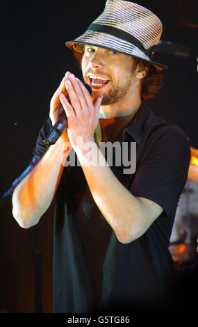 Jay Kay et son groupe Jamiroquai se sont présentés sur scène au Broadway Boulevard à Ealing, dans l'ouest de Londres, dans le cadre de la série de concerts Carling Homecoming. Banque D'Images