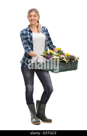 Portrait d'une femme tenant un rack de fleurs isolé sur fond blanc Banque D'Images