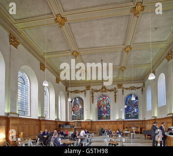 St Nicholas Cole Abbaye, église dans la ville de Londres ; l'intérieurapt converti en un cafe Banque D'Images