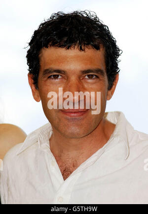 L'acteur Antonio Banderas pose pour les photographes lors de la séance photo de 'Femme Fatale' au Palais des Festival lors du 55e Festival de Cannes. Banque D'Images