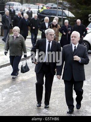 Les amateurs de deuil arrivent aux funérailles de Sean Fallon, ancien assistant du Celtic, à l'église Christ le Roi à Glasgow. Banque D'Images