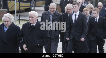 Les amateurs de deuil assistent aux funérailles de Sean Fallon, ancien assistant du Celtic, à l'église Christ le Roi à Glasgow. Banque D'Images