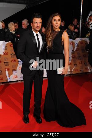 Peter Andre et sa petite amie Emily MacDonagh arrivent pour les National Television Awards 2013 à l'O2 Arena, Londres. Banque D'Images