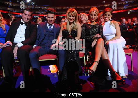 James argent, Joey Essex, Sam Faiers, Billie Faiers et Jessica Wright lors des National Television Awards 2013 à l'O2 Arena, Londres. Banque D'Images