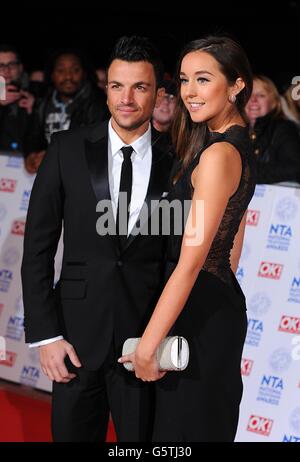 Peter Andre et sa petite amie Emily MacDonagh arrivent pour les National Television Awards 2013 à l'O2 Arena, Londres. Banque D'Images