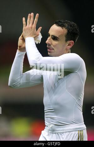 Football - Capital One Cup - demi-finale - second Leg - Swansea City v Chelsea - Liberty Stadium.Leon Britton, de Swansea City, applaudit les fans lorsqu'il célèbre la victoire après le coup de sifflet final Banque D'Images