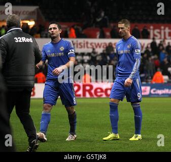 Football - Capital One Cup - demi-finale - second Leg - Swansea City v Chelsea - Liberty Stadium.Frank Lampard (à gauche) et Fernando Torres de Chelsea quittent le terrain de jeu abattu après le coup de sifflet final Banque D'Images