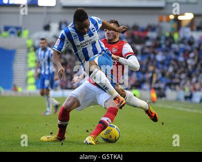 Football - FA Cup - quatrième tour - Brighton et Hove Albion v Arsenal - AMEX Stadium.Kazenga LuaLua (à gauche) de Brighton & Hove Albion et Carl Jenkinson d'Arsenal se battent pour le ballon Banque D'Images