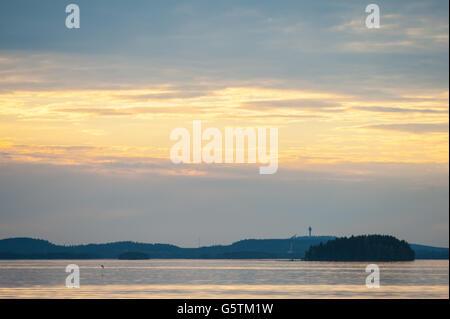 Coucher de soleil sur un lac à Kuopio, Finlande Banque D'Images