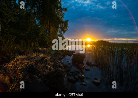 Coucher de soleil sur un lac à Kuopio, Finlande Banque D'Images