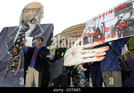 Les militants du groupe Get Kissinger tiennent des pancartes et une effigie lors d'une protestation contre l'arrivée de Henry Kissinger, l'ancien secrétaire d'État des États-Unis, qui doit prendre la parole lors d'une réunion de l'Institut des directeurs au Royal Albert Hall de Londres.* les militants des droits de l'homme et un groupe de parlementaires travaillistes de gauche ont accusé le Dr Kissinger de complicité dans les crimes de guerre au Vietnam, au Laos et au Cambodge lorsqu'il était au pouvoir.Le thème de la conférence, la mondialisation, devait également susciter des protestations de la part des militants anti-mondialisation. Banque D'Images