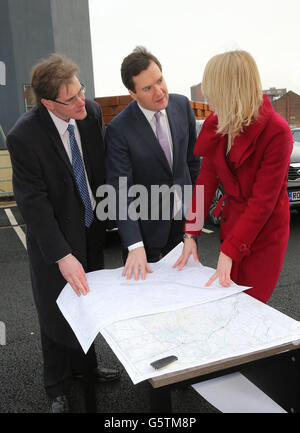 Le chancelier de l'Échiquier George Osborne examine les cartes de la route HS2 proposée avec l'ingénieur de route principal HS2 Amanda White (à droite) et Matthew Colledge (à gauche) du Conseil de Trafford, à l'extérieur de la gare Piccadilly de Manchester. Banque D'Images