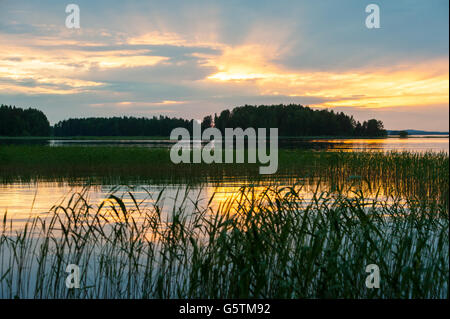 Coucher de soleil sur un lac à Kuopio, Finlande Banque D'Images