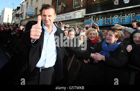 L'acteur hollywoodien Liam Neeson est accueilli par des adeptes au centre-ville de Ballymena, à Co Antrim, sa ville natale, où il a obtenu la liberté du Borough. Banque D'Images