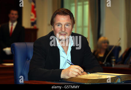 L'acteur d'Hollywood Liam Neeson signe le Registre de Burgess alors qu'il accepte la liberté de Ballymena, à Co Antrim, sa ville natale, à la mairie. Banque D'Images