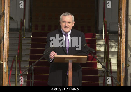 Le Premier ministre irlandais Bertie Ahern se trouve à l'extérieur du bâtiment du gouvernement de Dublin, alors qu'il annonce que le pays va se rendre aux urnes pour une élection générale du 17 mai. * M. Ahern a fait l'annonce avant de se rendre à la résidence officielle de la présidente Mary McAleese pour demander officiellement la dissolution du Parlement irlandais, le Dail. Banque D'Images