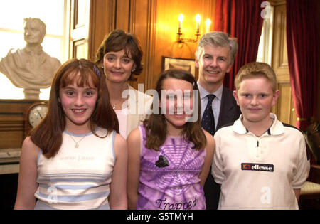 Cherie Blair, épouse du Premier ministre britannique Tony Blair, organise une fête de thé au n° 10 Downing Street. (rangée avant gauche) ami Shirley, Ellen Slack et Andrew Gott avec Cherie et Mike O'Brien, député de Warwickshire Nord Banque D'Images