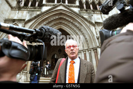 Phil Shiner, l'avocat des droits de l'homme, lit une déclaration devant la haute Cour, avant un contrôle judiciaire au nom de 180 civils iraquiens, dans le centre de Londres.Cette déclaration est présentée avant une audience de la haute Cour au nom de 180 civils irakiens pour demander un contrôle judiciaire de la décision du secrétaire à la Défense Philip Hammond, d'enquêter sur leurs réclamations auprès de l'équipe chargée des allégations historiques concernant l'Irak et Oaid (IHAT). Banque D'Images