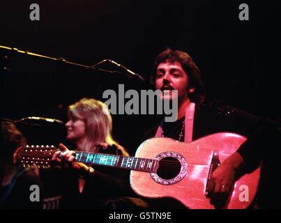 Groupe Wings avec Paul McCartney en concert à Empire Pool, Wembley. Banque D'Images