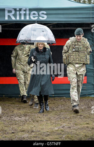 La duchesse de Cornwall rencontre des soldats du 4e Bataillon de la Compagnie R, les fusils, dans les casernes de paroisse, dans le Wiltshire. Banque D'Images