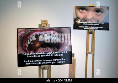 Photographies qui apparaîtront sur les emballages de cigarettes vendus en Irlande à la RHA Gallery, Dublin. Banque D'Images