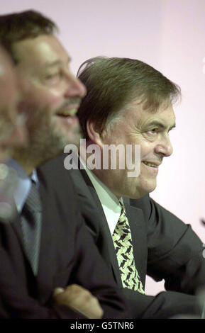 Le vice-premier ministre, John Prescott, lors d'une conférence de presse du parti travailliste à Westminster, Londres, avant les élections locales de demain.M. Prescott a déclaré: «aujourd'hui, c'est le 1er mai, il y a cinq ans, un gouvernement travailliste a été élu avec la majorité parlementaire la plus importante jamais vue». Banque D'Images